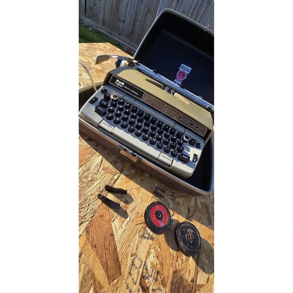 Vintage SCM Smith Corona Electra 220 Auto Electric Typewriter W Case